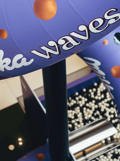 Eine Detailaufnahme der großen Milka-Waves-Rutschanlage