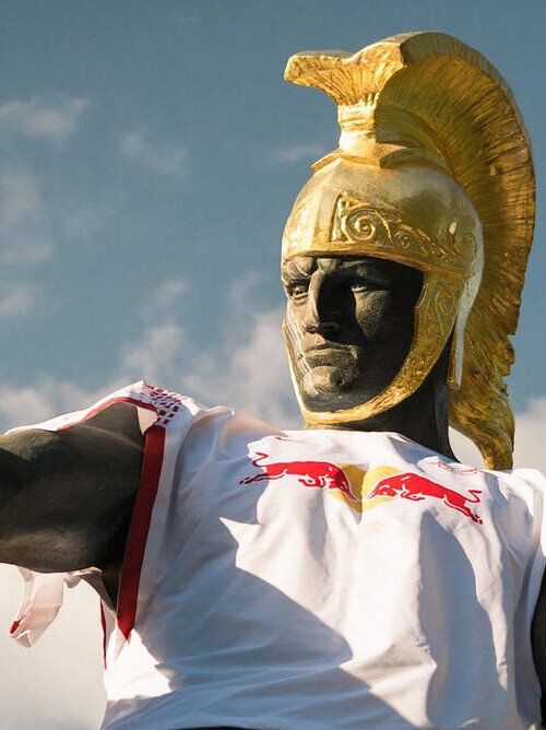 Historische leipziger Statue mit goldenem römischen Helm trägt ein übergroßes RB-Trikot