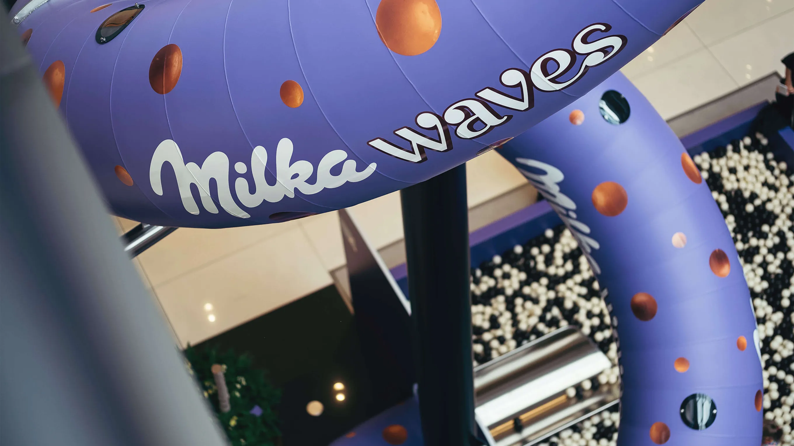 Eine Detailaufnahme der großen Milka-Waves-Rutschanlage