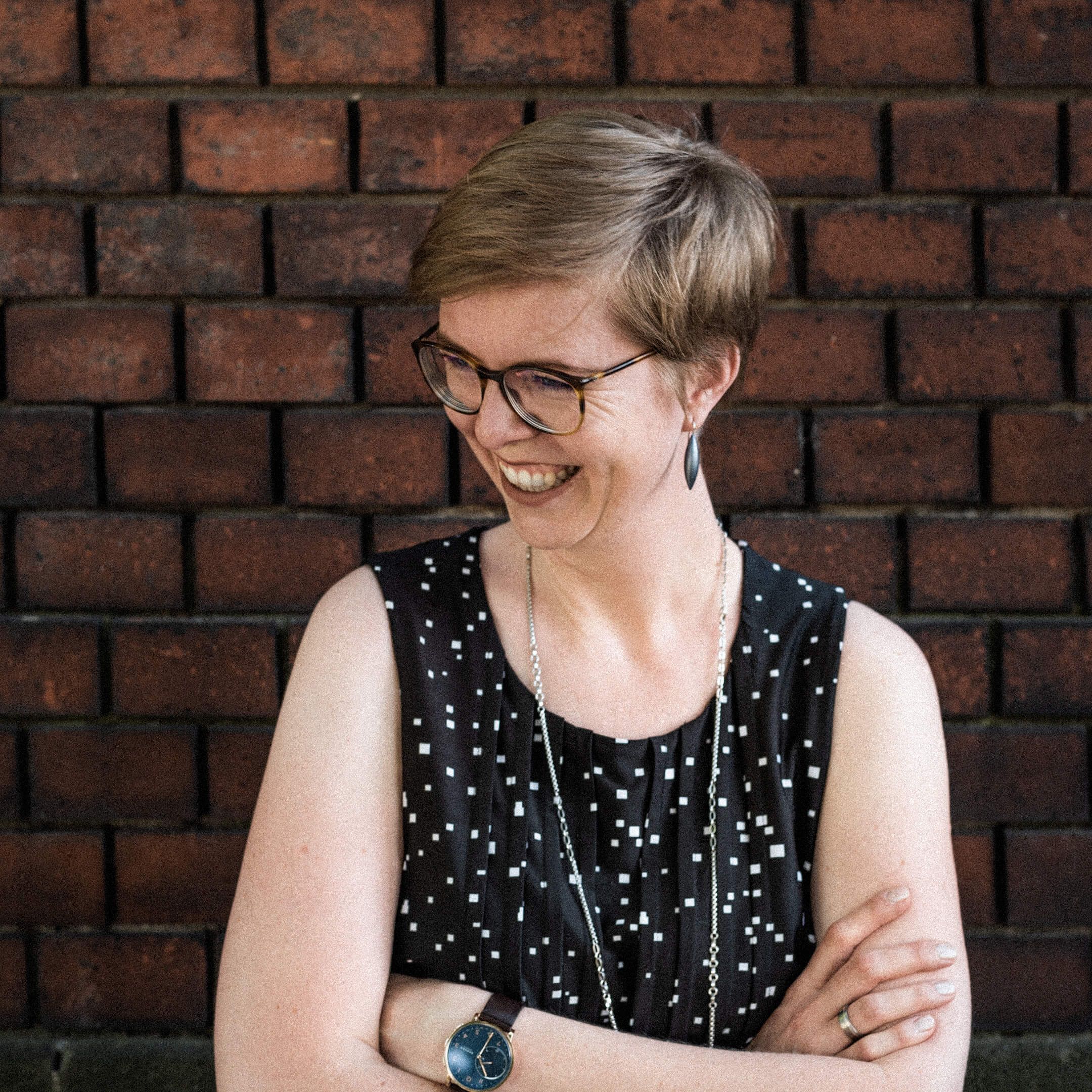 Auf dem Bild ist Bianca zu sehen. Sie schaut nach links unten und lacht.