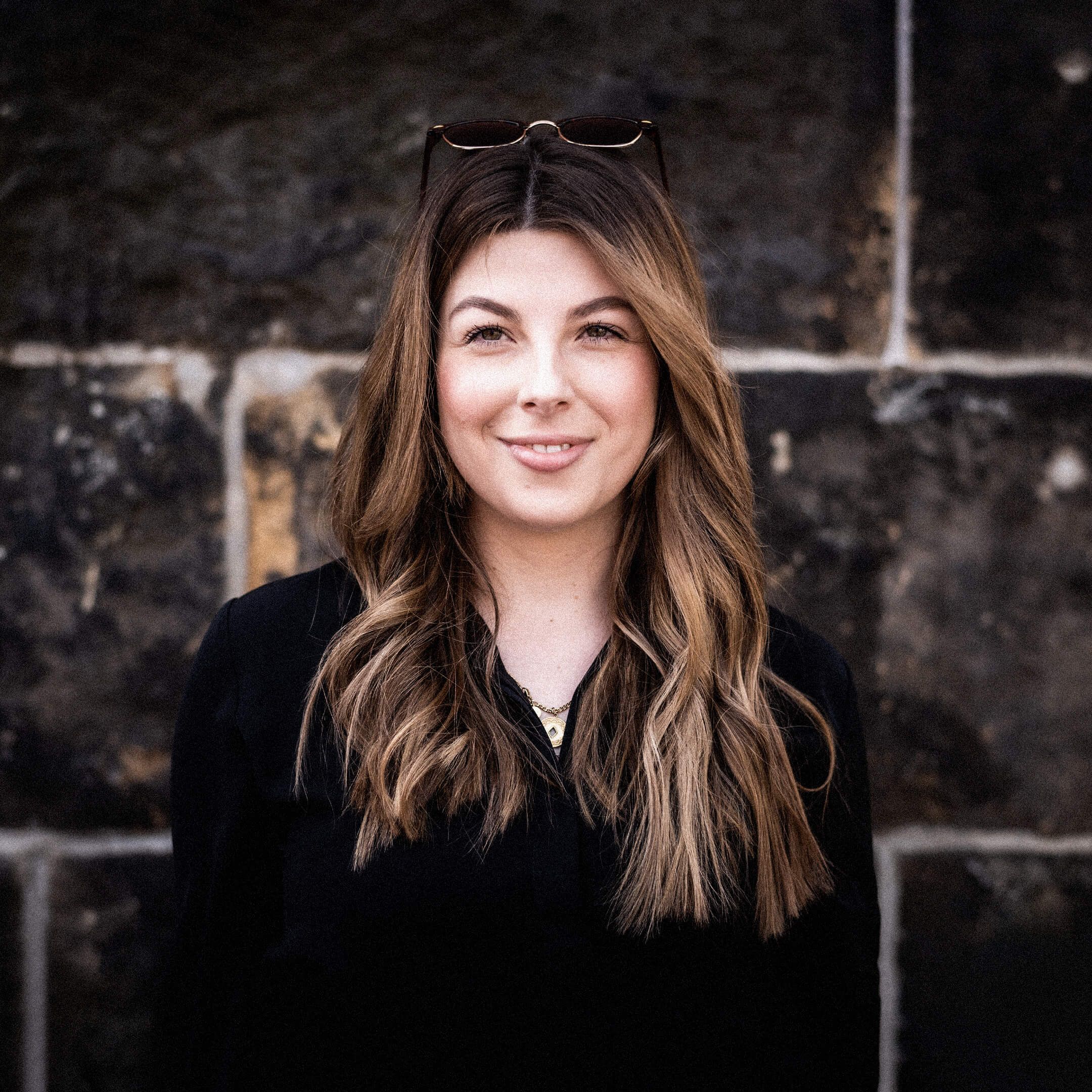 Auf dem Bild ist Vici zu sehen. Sie trägt ein schwarzes Shirt und lächelt.