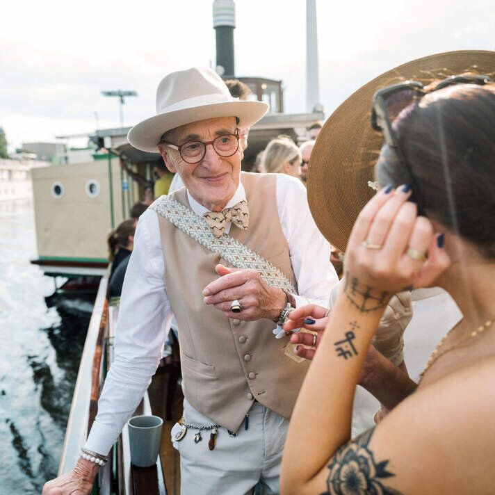 Der Influencer Günther Krabbenhöft hat eine Menge Spaß auf der Dampferfahrt.