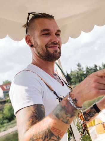 Die Besucher des Events kosten feinste Gin-Köstlichkeiten vom Bar-Mann.