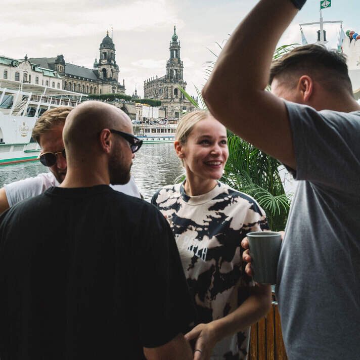 Menschen unterhalten sich und interagieren während der Dampferfahrt