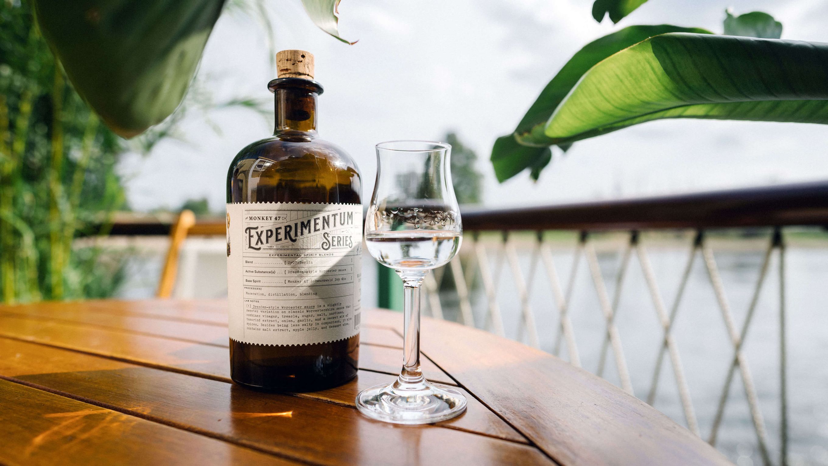 Detailaufnahme einer Flasche der Dresdner Experimentum Series von Monkey 47