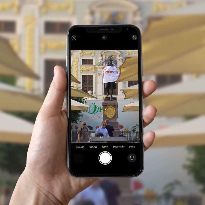 Handyaufnahme einer Statue mit neuem RB Trikot an