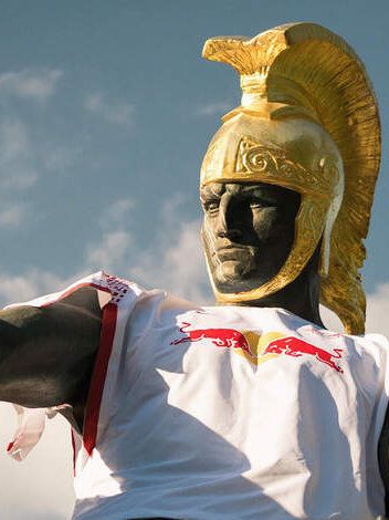 Historische leipziger Statue mit goldenem römischen Helm trägt ein übergroßes RB-Trikot