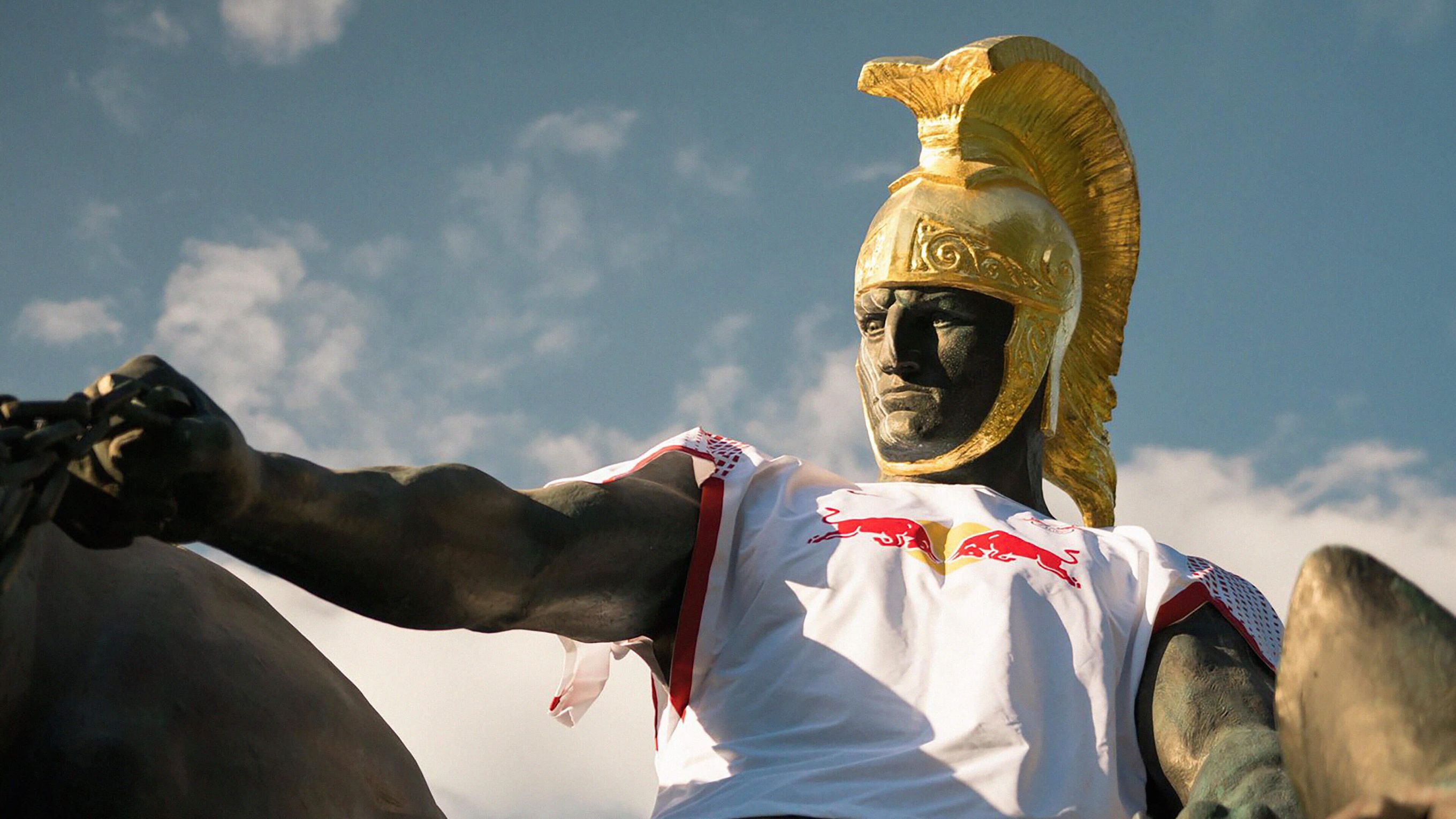 Historische leipziger Statue mit goldenem römischen Helm trägt ein übergroßes RB-Trikot