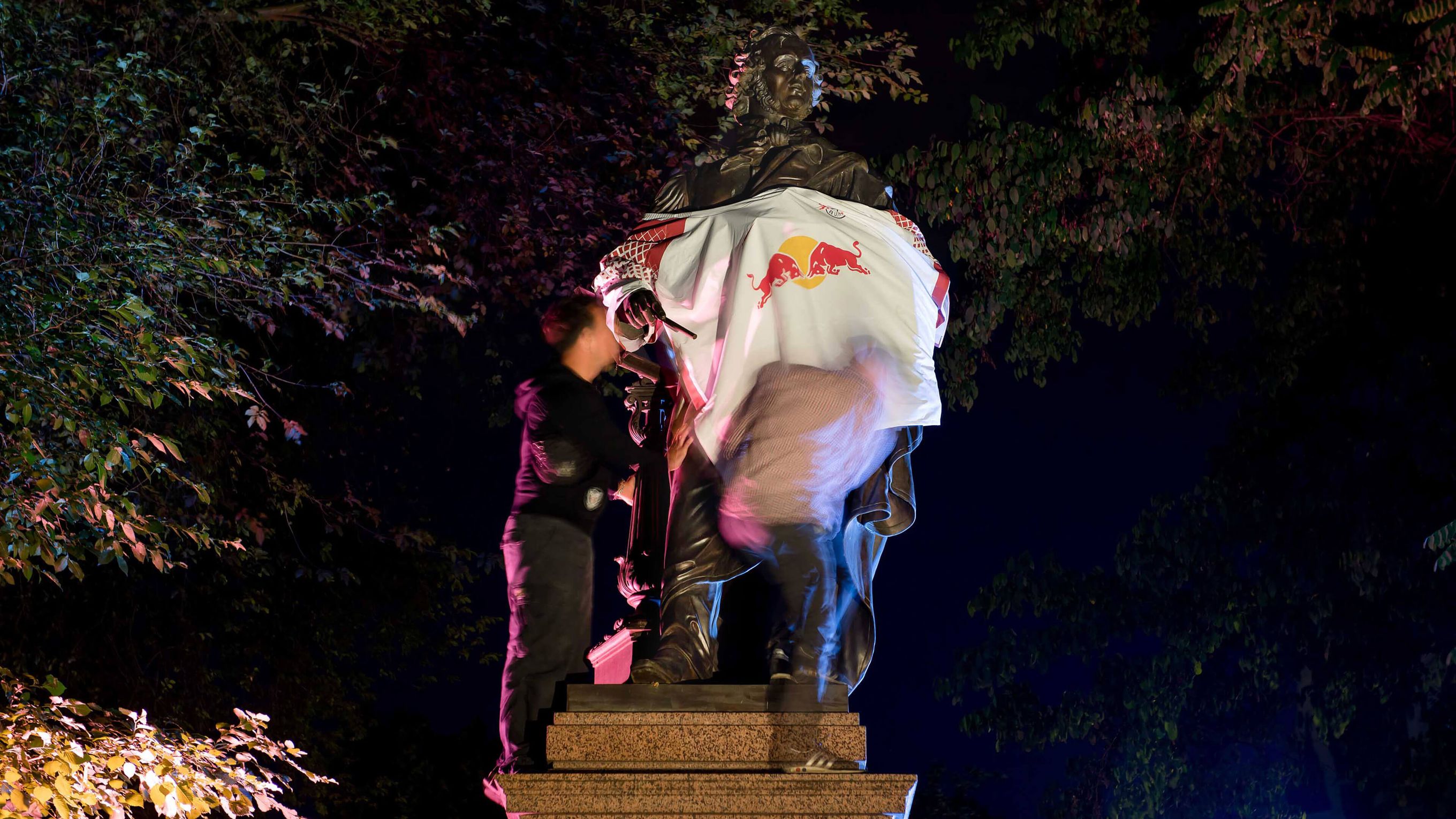 Person stülpt nachts der leipziger Statue von Felix Mendelssohn das RB-Trikot über